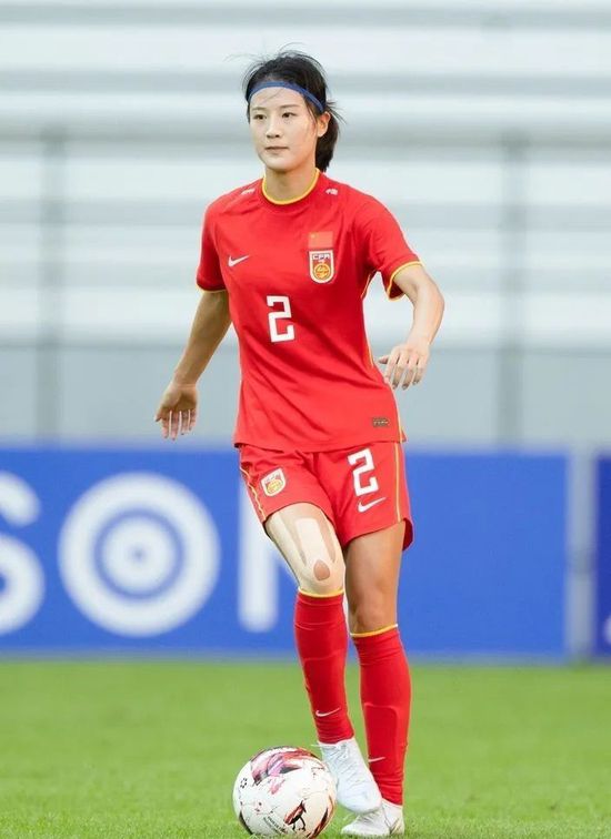 她是个不折不扣风骚女子